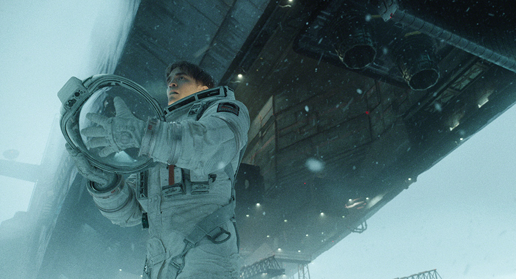 The vast majority of the falling snow is CG.