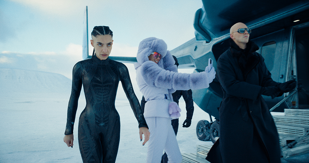 The Engineer utilizes nanite particles to shapeshift her body. (Image courtesy of Warner Bros. Pictures)