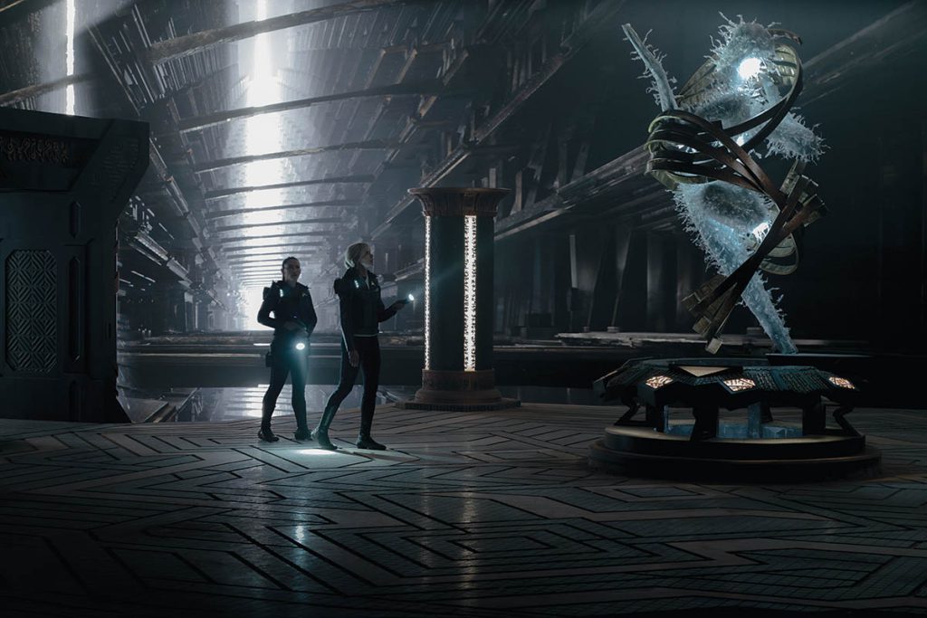To create an impression that the interior of the ancient prison was influenced by quantum physics, a constantly moving virtual background was created that goes off into the infinite distance.
