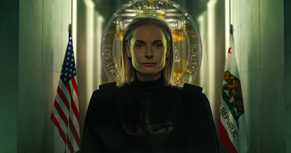 AI Judge Maddox (Rebecca Ferguson) gives Detective Raven 90 minutes to make his case or be executed on the spot. (Image courtesy of Amazon MGM Studios)